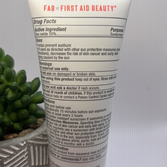 First Aid Beauty MINERAL SUNSCREEN ZINC OXIDE BROAD SPECTRUM SPF 30 - Picture 3 of 6